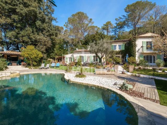 Élégante Villa d’Architecte avec Piscine