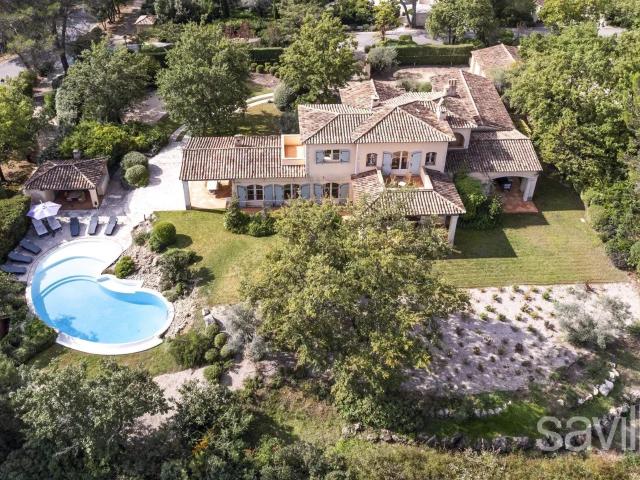 Élégante villa dans le domaine de Terre Blanche. 330m² Tourrettes