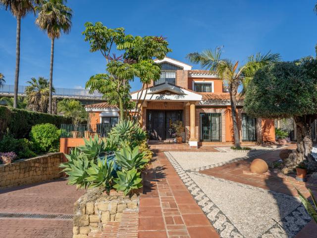 Elegante Villa de Cinco Dormitorios con Piscina Privada y Jardín