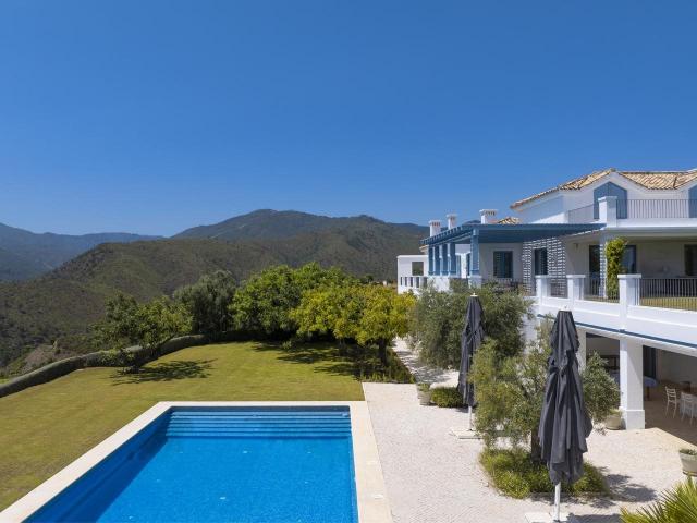 Elegante Villa de Estilo Andaluz con Vistas Panorámicas al M. 682m² Benahavís