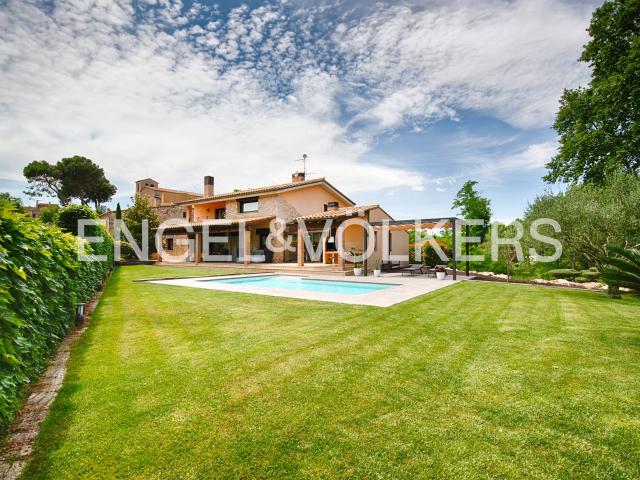 Elegante villa de estilo moderno con detalles rústicos situa. 442m² Siurana