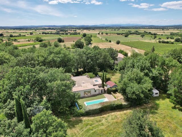 Élégante villa de plain pied avec piscine dans un environnement