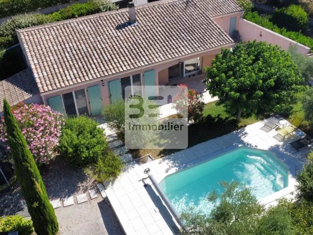 Elegante Villa De Plain Pied Avec Piscine Et Jardin Arbore 116m² Saint Laurent de Carnols