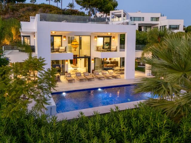 Elegante villa de seis dormitorios en Haza del Conde Nueva Andalucía