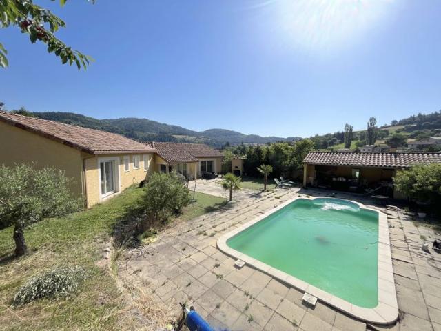 Elégante villa d'env. 154 m² sur env. 1500 m² avec piscine
