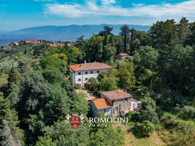 Elegante Villa D'epoca Con Parco In Vendita In Toscana 1205m² Montevarchi