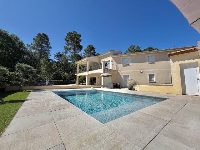 Élégante villa d'inspiration portugaise, style Algarve, au c. 223m² Coulounieix Chamiers
