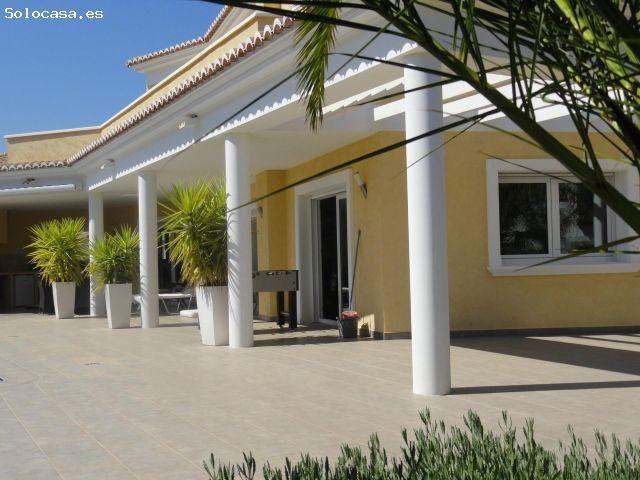 Elegante villa espaciosa, con jardín tropical y piscina privada