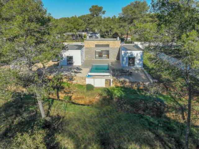 Élégante Villa Familiale avec Piscine dans Résidence Sécuris