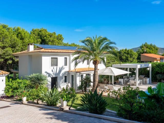 Elegante villa familiar con piscina y jardín en zona tranquila