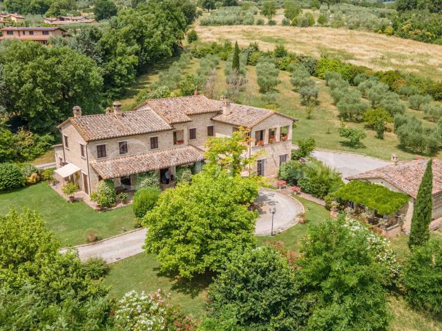 Elegante Villa in Mattoni a Vista con Parco e Uliveto – Peru. 700m² Perugia