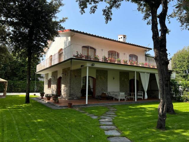 Elegante Villa Indipendente con Giardino Privato