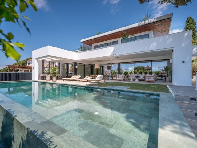 Elegante Villa junto a la playa con zona de bienestar y jacu. 658m² Marbella