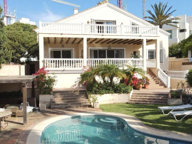 Elegante Villa junto al Mar con Gran Potencial de Renovación en Marbella Este