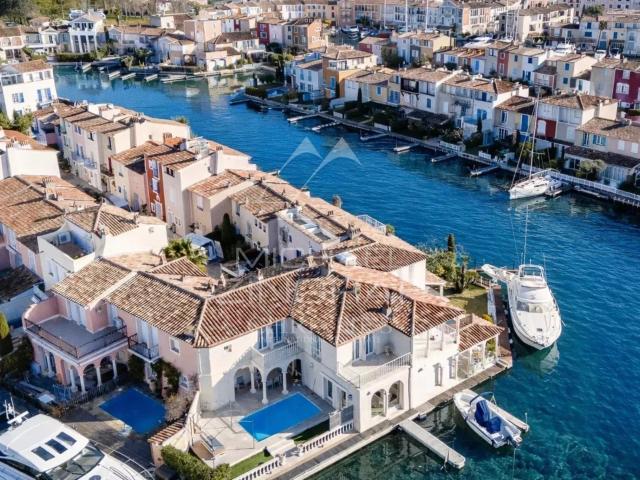 Élégante Villa les Pieds dans l’Eau au Cœur de Port Grimaud 160m² Grimaud