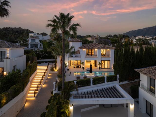 Elegante Villa Llena de Luz con Vistas Panorámicas al Mar y al Golf, Cocina Exterior y Acabados de Lujo