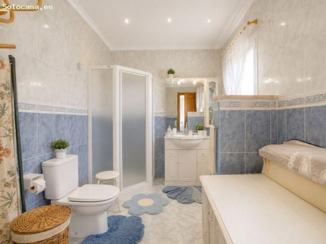 Elegante villa mediterránea con vistas al mar a solo unos pasos de Cala Baladrar