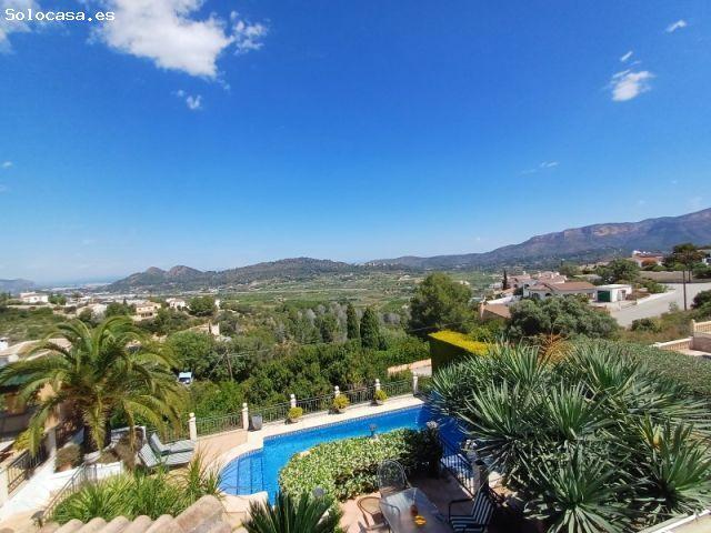 Elegante villa mediterránea con vistas al mar y piscina privada en Gata