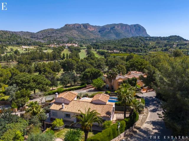 Elegante villa mediterránea con vistas panorámicas al golf. 244m² Pedreguer