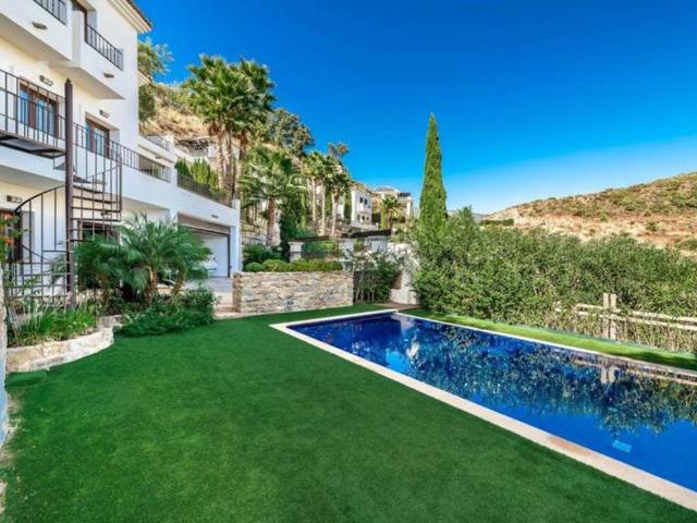 Elegante villa mediterránea con vistas panorámicas al mar y la montaña en Benahavís Country Club
