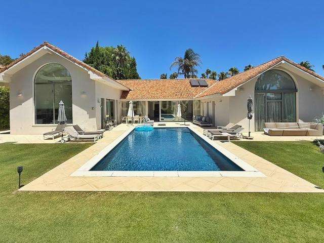 Elegante villa mediterránea de cinco dormitorios con vistas al prestigioso campo de golf Valderrama en Sotogrande Alto