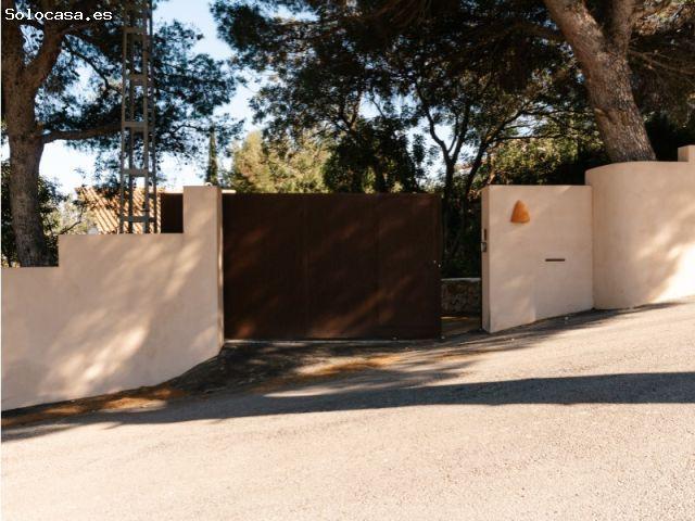 Elegante villa mediterránea de diseño con piscina, vida al aire libre y una