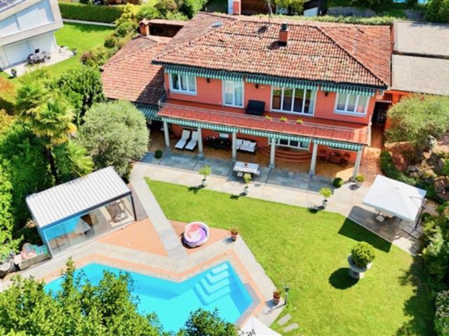 Elegante Villa mit prächtigem Pool und üppigem Garten in Caslano