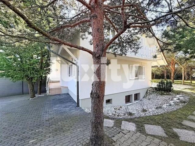 Elegante Villa mit weitläufigem Garten und privatem Atelier, ein Paradies der Ruhe