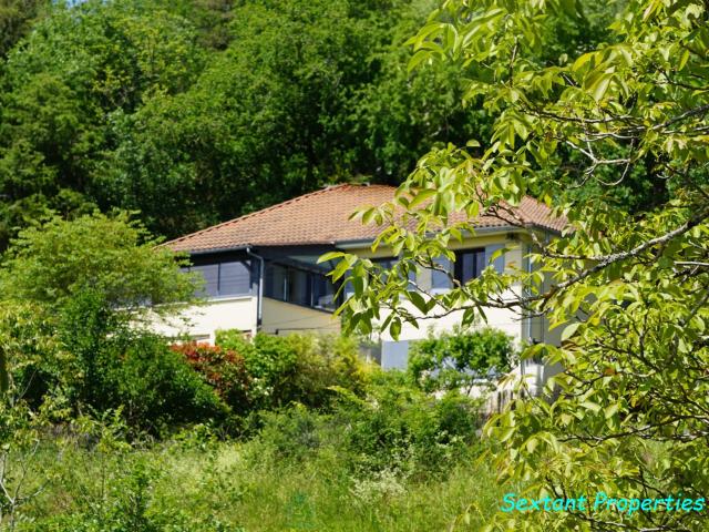 Elégante villa nichée sur les hauteurs du village de Brantôme