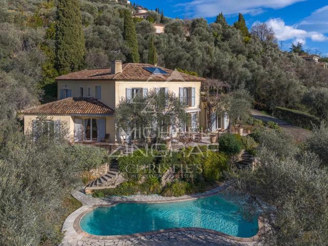 Elegante Villa position dominante avec vue mer et oliveraie