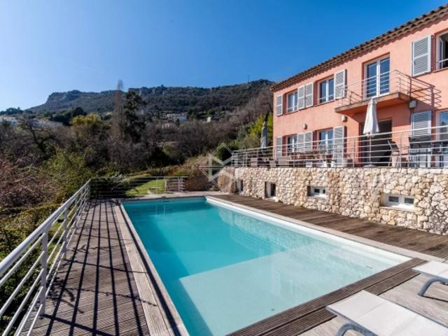 Élégante villa provençale avec vue mer panoramique et terrain constructible