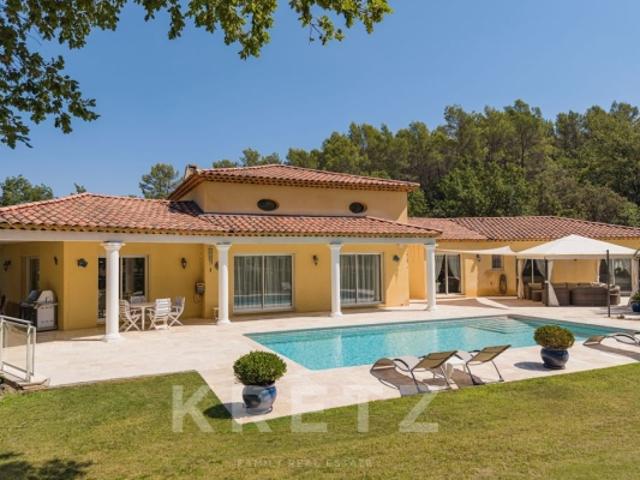 Élégante villa provençale de plain pied au cœur d'un domaine paysager de 10 000 m²