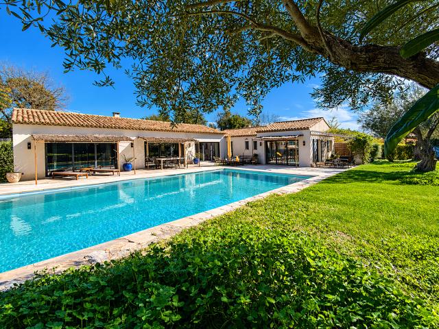 Élégante villa rénovée avec piscine et pool house, à proximité du Golf de Beauvallon