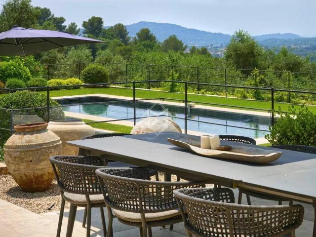 Elégante villa rénovée avec vue panoramique imprenable 402m² Grasse