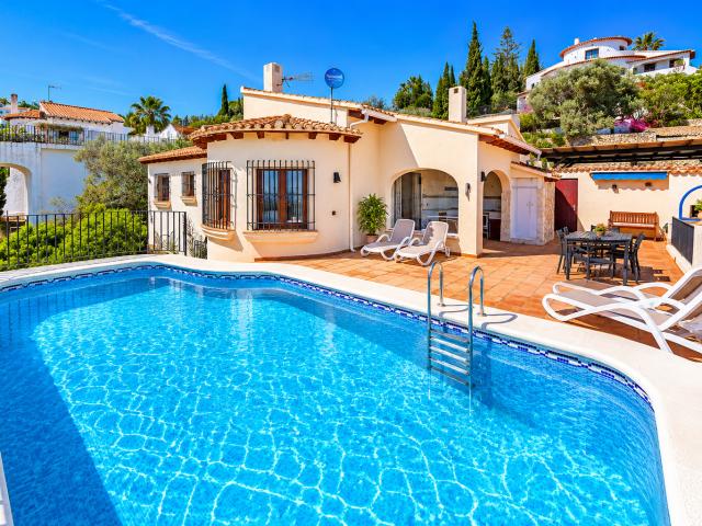 Elegante villa reformada con vistas al mar, piscina y licencia turística