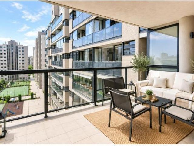 Elegante vivienda en planta alta con vistas al mar y terraza en el PAU 5