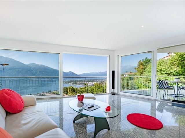Elegante Wohnung mit phantastischer Panoramasicht zu verkaufen/Appartamento signorile con vista mozzafiato in vendita