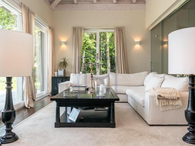 Elegante, zeitgenössische Villa