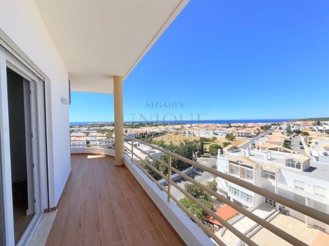 Elegante Apartamento T3 no Último Piso com Vista Panorâmica sobre o Mar e a Cidade em Porto de Mós, Lagos