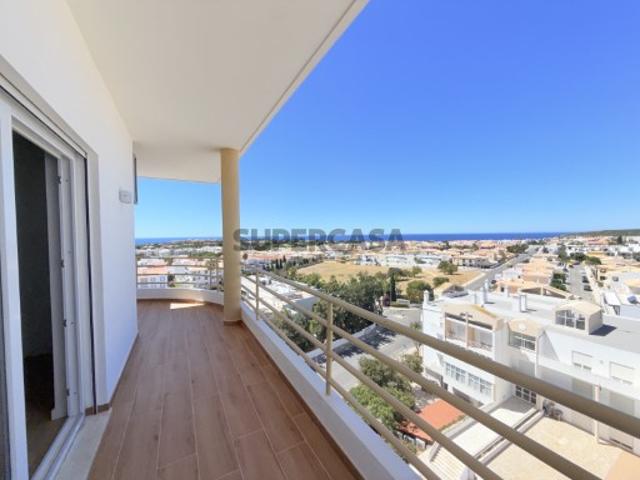 Elegante Apartamento T3 no Último Piso com Vista Panorâmica sobre o Mar e a Cidade em Porto de Mós, Lagos