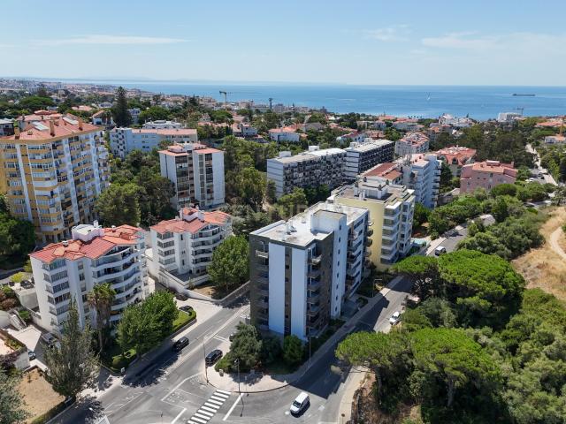 Elegante Apartamento T3 no Estoril com Box Fechada para 3 carros a poucos metros da praia