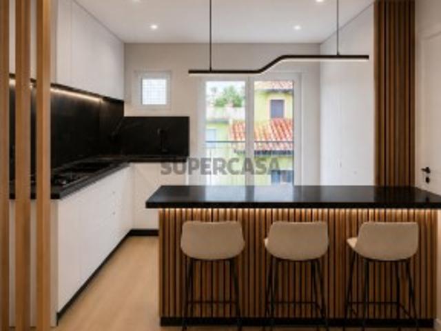 Elegante Apartamento T2 no 1.º Andar com Amplo Terraço