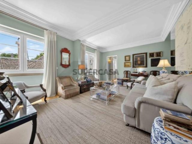 Elegante Apartamento T2 Renovado na Estrela, Lisboa