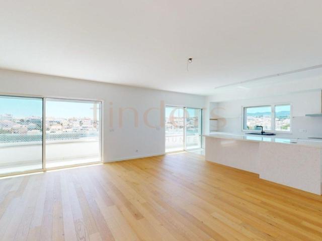 Elegante Apartamento T4 no Centro do Estoril