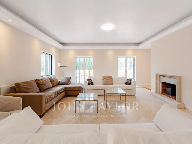 Elegante Apartamento T5 em Condomínio Fechado, Estoril