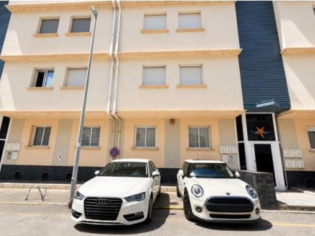 Elegante apartamento totalmente renovado con terraza, vistas al canal y piscina