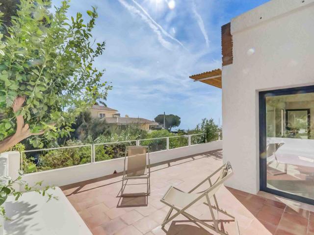 Elegante apartamento totalmente renovado con vistas al mar abierto en El Higuerón La Capellanía, Benalmádena, a 900 metros —a 2 minutos en coche— de la playa de Carvajal