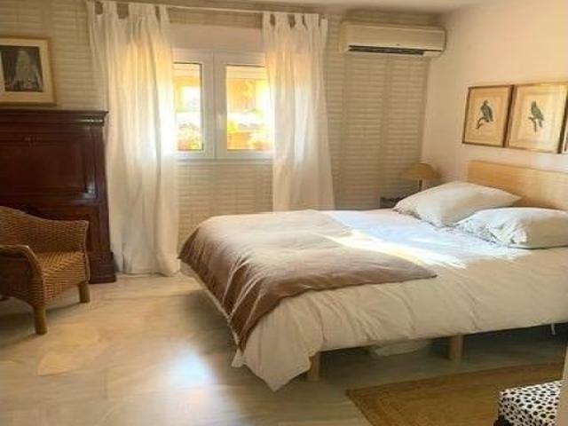 Elegante apartamento ubicado en la exclusiva zona de Las Lomas del Marbella Club, en plena Milla de