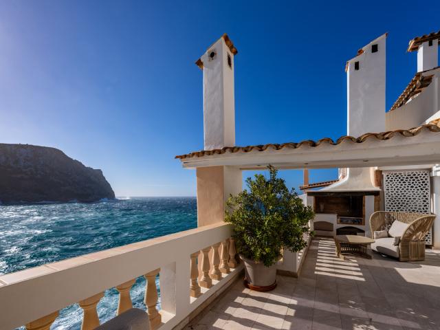 Elegante apartamento completamente reformado en primera línea de mar en Cala Llamp