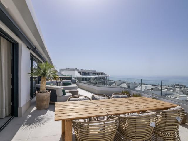 Elegante apartamento contemporáneo con vistas panorámicas y amplia terraza